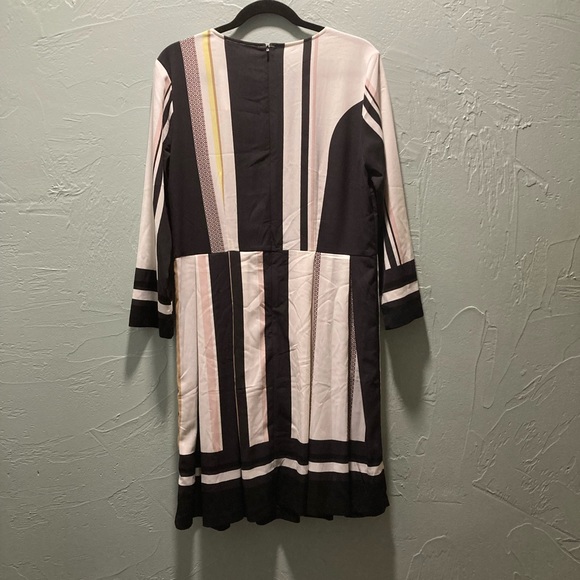 NWT H & M
Size 10
Black/Cream/Yellow & Pink
Bottom part is has pleats - Picture 3 of 7